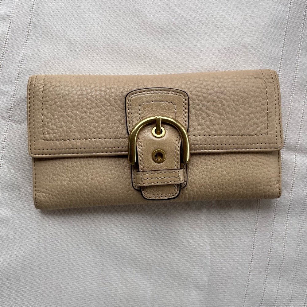 NWT Vintage Coach Soho Buckle wallet in cream pebbled leather